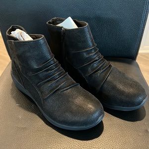 Sketchers black ankle booties size 9